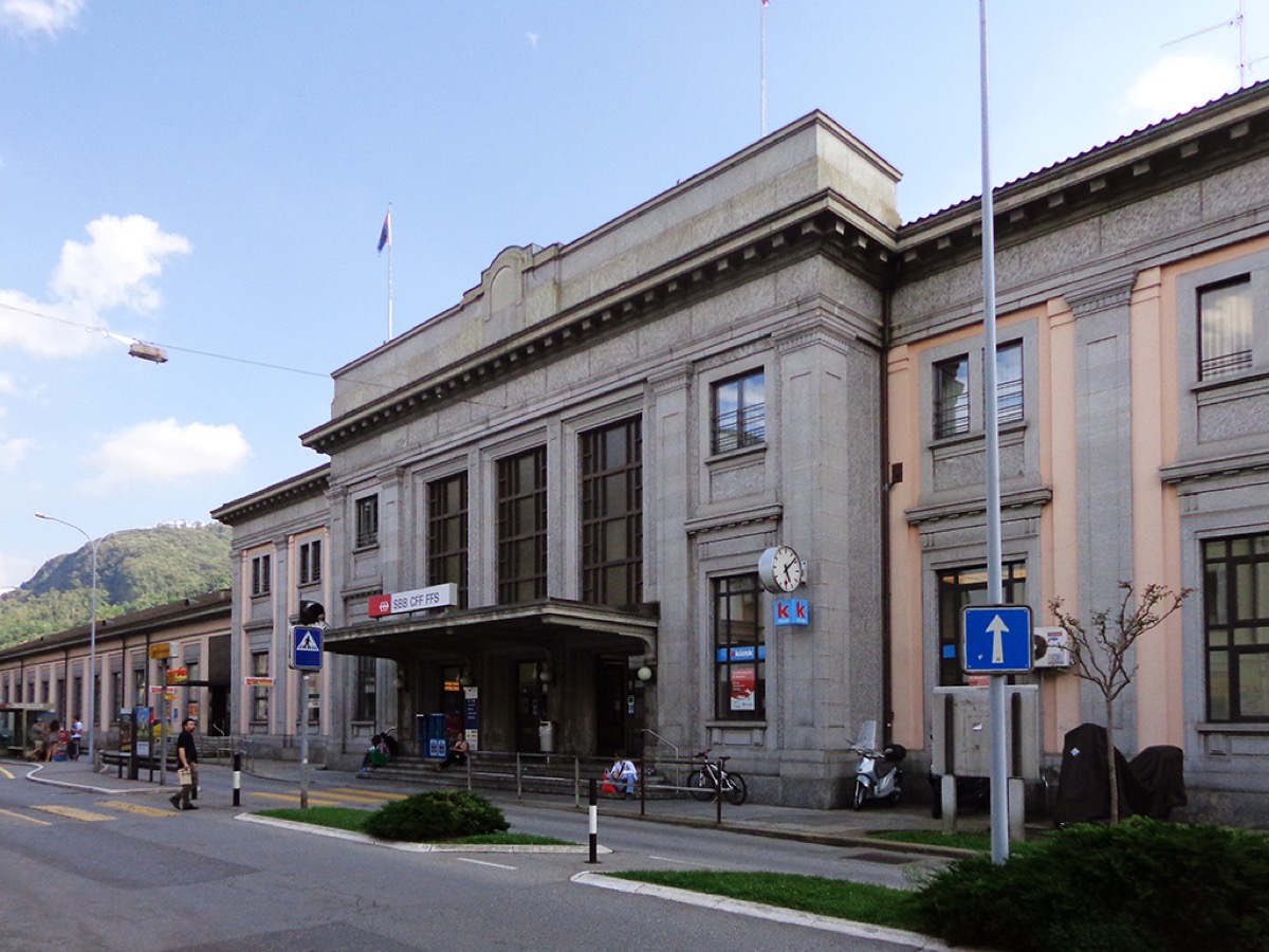 Facciata della stazione ferroviaria di Chiasso, valico di confine tra Italia e Svizzera