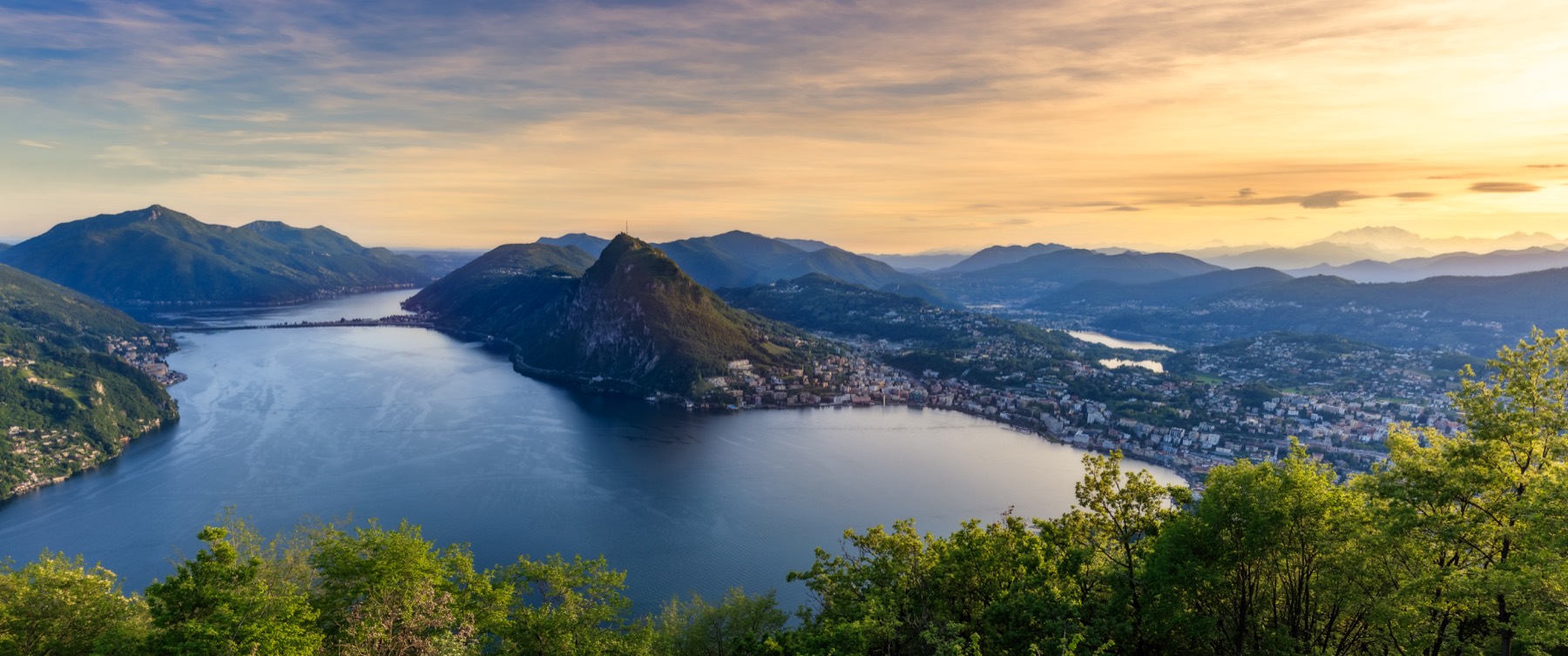 Panorama del Lago di Lugano e del Canton Ticino al tramonto, visto dall'alto