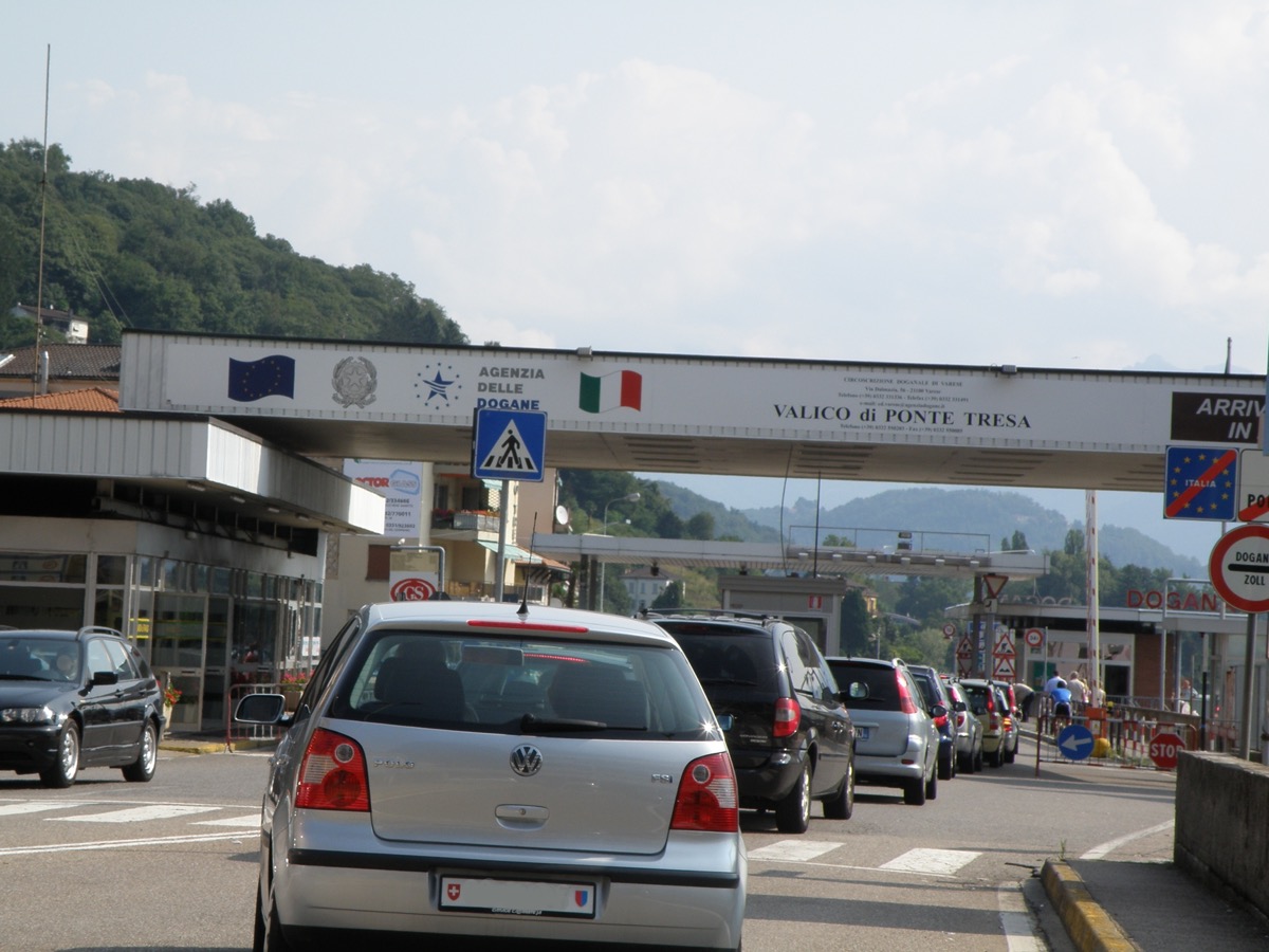 Valico di frontiera di Ponte Tresa tra Italia e Svizzera, con auto in coda